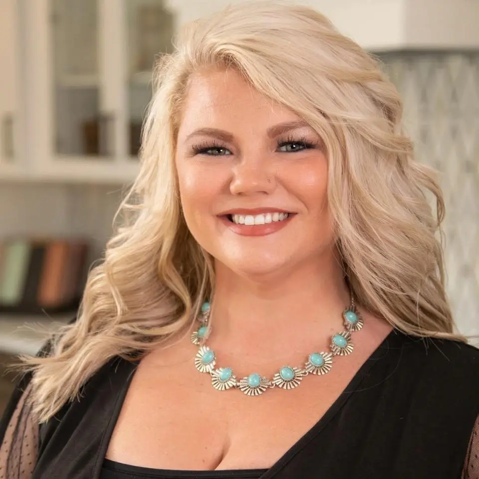 kaylan-oakley-profile-pic A headshot of Kaylan Oakley who is wearing a black shirt and blue necklace